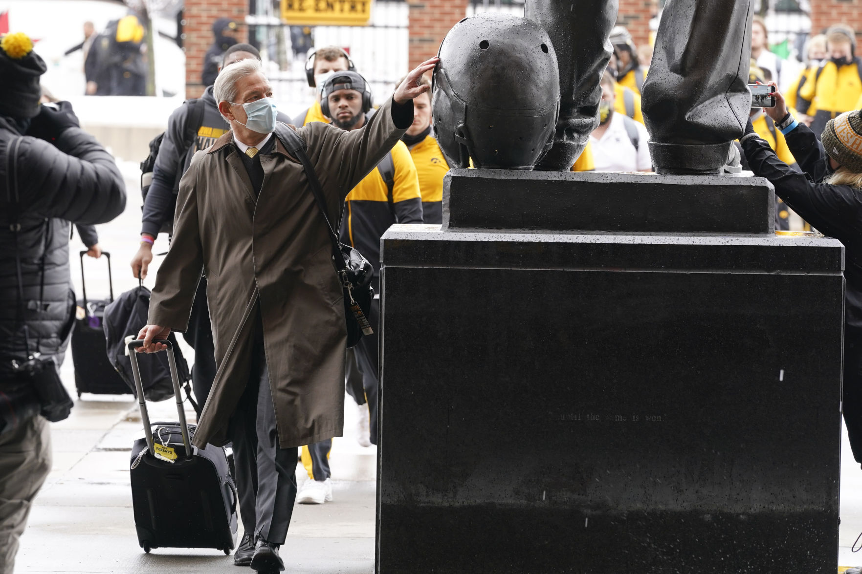 Hawkeyes 28, Badgers 7
